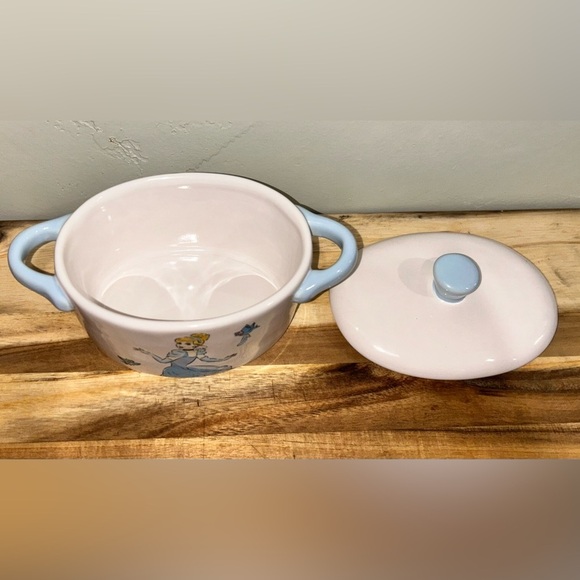 Rae Dunn Disney Princess dish featuring Cinderella. Gorgeous design. Lid. NEW! - Picture 4 of 12